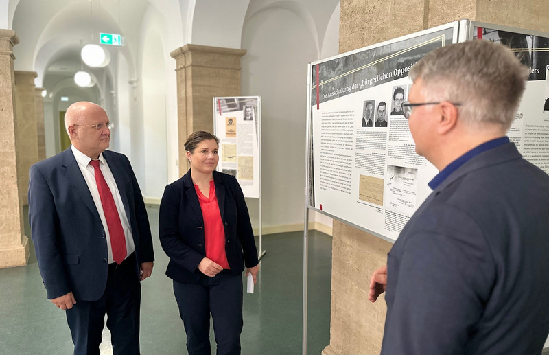 Im Gespräch (v. l.): OLG-Präsident Dr. Uwe Wegehaupt, Justizministerin Franziska Weidinger und Dr. Kai Langer, Direktor der Stiftung Gedenkstätte Sachsen-Anhalt.